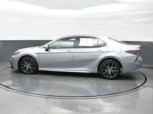 Used 2024 Toyota Camry SE FWD image 3