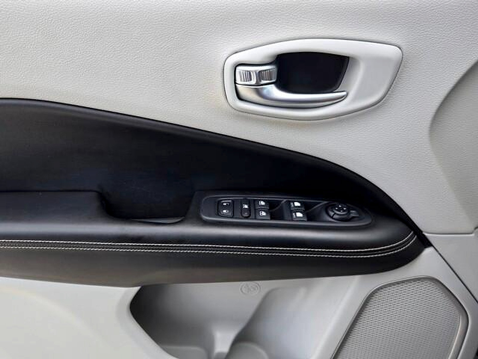 Used 2019 Jeep Compass Latitude FWD image 24