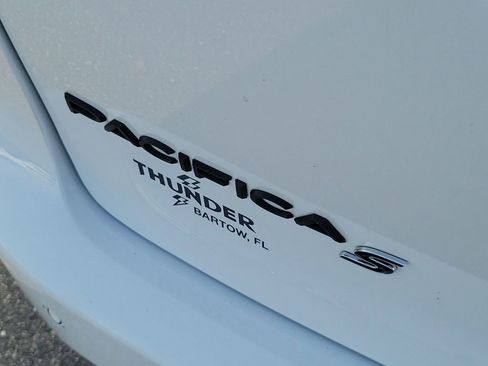 Used 2024 Chrysler Pacifica Limited FWD image 8