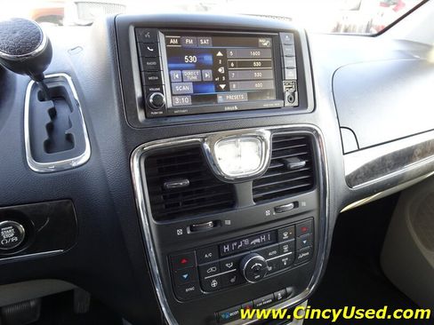 Used 2014 Chrysler Town & Country Touring-L w/ Driver Convenience Group FWD image 17