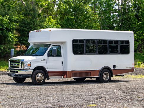Used 2014 Ford E-450 and Econoline 450 Super Duty w/ Shuttle Bus Prep Package RWD image 3