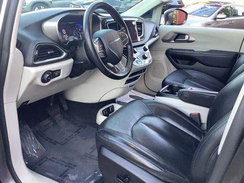 Used 2020 Chrysler Pacifica Touring-L Plus image 11