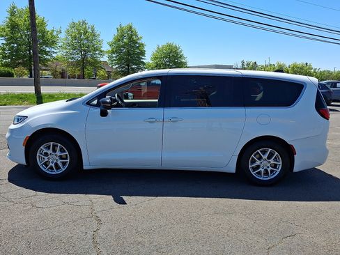 Used 2024 Chrysler Pacifica Touring-L FWD image 4