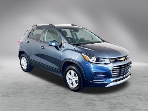 Used 2021 Chevrolet Trax LT w/ Premium Seat Package AWD/4WD image 2