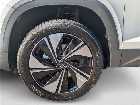 New 2025 Volkswagen Taos SE image 9