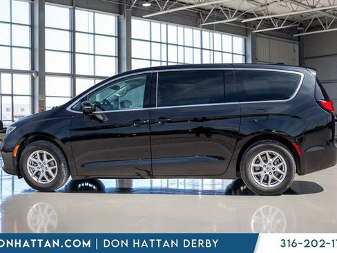 Used 2023 Chrysler Pacifica Touring-L FWD image 2