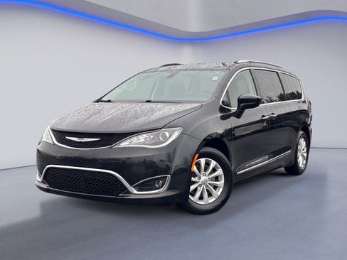 Used 2018 Chrysler Pacifica Touring-L image 2