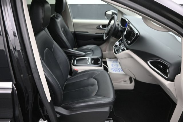 Used 2022 Chrysler Pacifica Touring-L FWD image 10