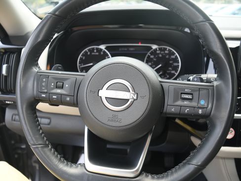 Used 2024 Nissan Pathfinder SV FWD image 12