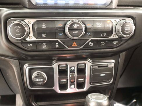 Used 2021 Jeep Wrangler Unlimited Sahara AWD/4WD image 10