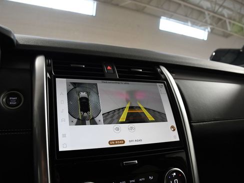 Used 2025 Land Rover Discovery Dynamic SE image 32