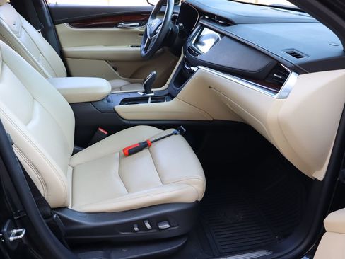 Used 2017 Cadillac XT5 Luxury w/ Driver Awareness Package FWD image 18