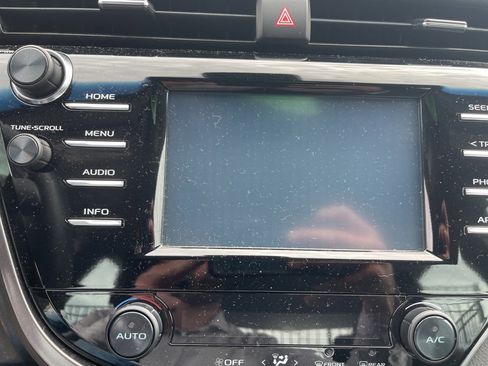 Used 2018 Toyota Camry SE image 10