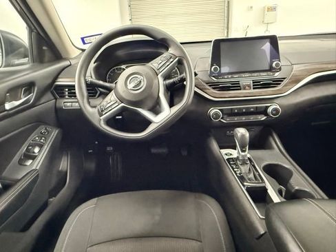 Used 2025 Nissan Altima 2.5 SV FWD image 16