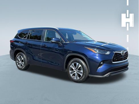 Used 2023 Toyota Highlander XLE FWD image 1