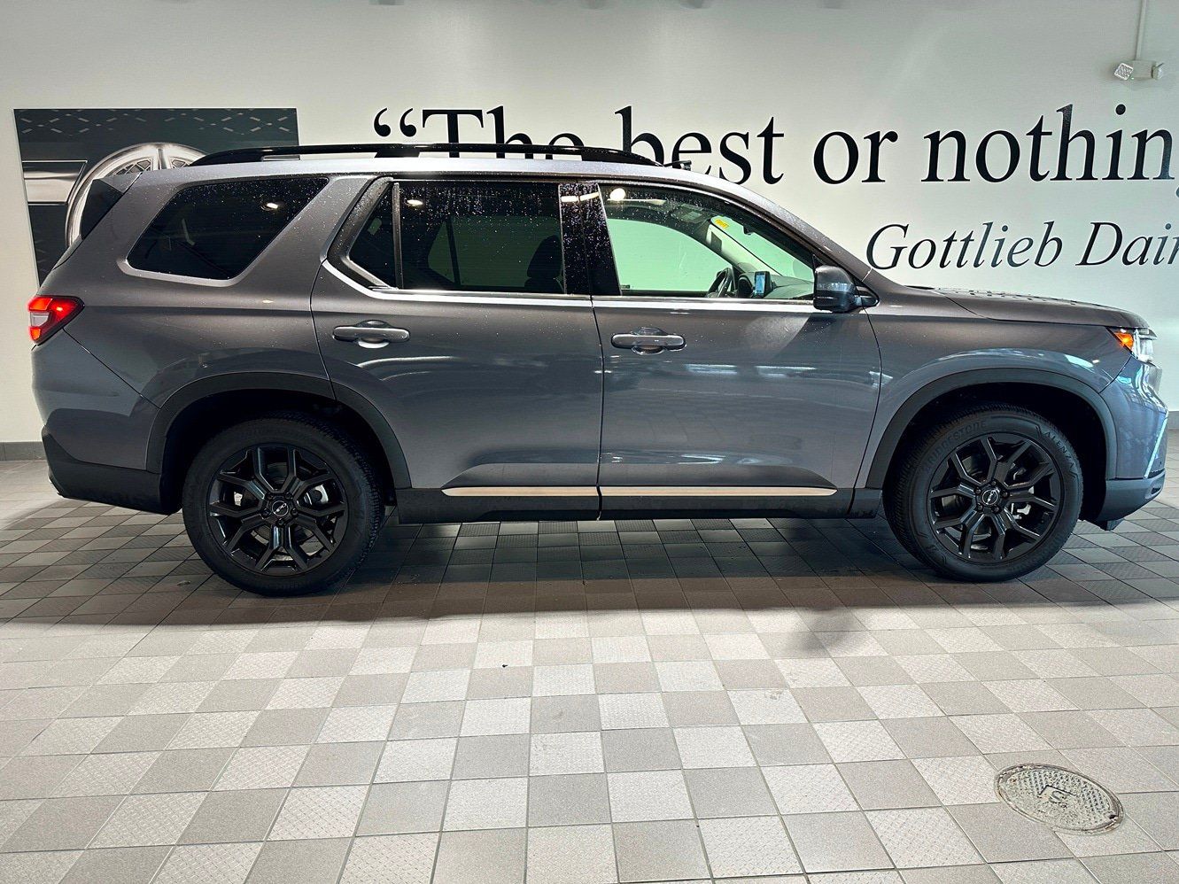 Used 2025 Honda Pilot Touring image 3