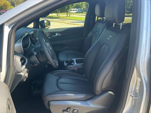 New 2026 Chrysler Pacifica Select image 9