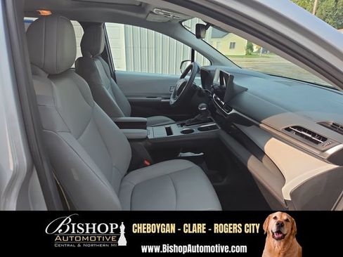 Used 2025 Toyota Sienna XLE FWD image 17