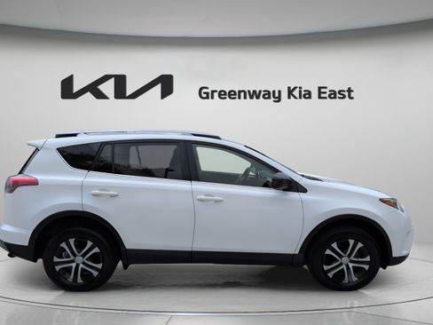 Used 2017 Toyota RAV4 LE FWD image 4