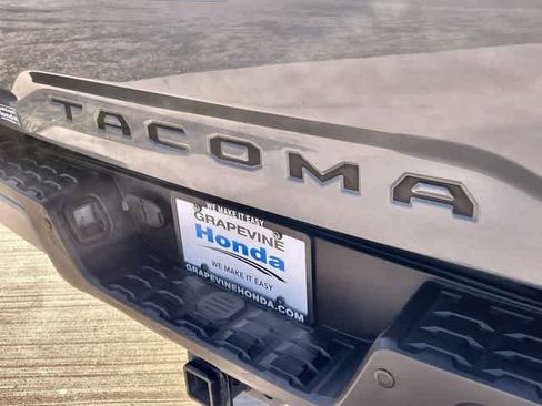 Used 2019 Toyota Tacoma TRD Sport w/ Technology Package image 8