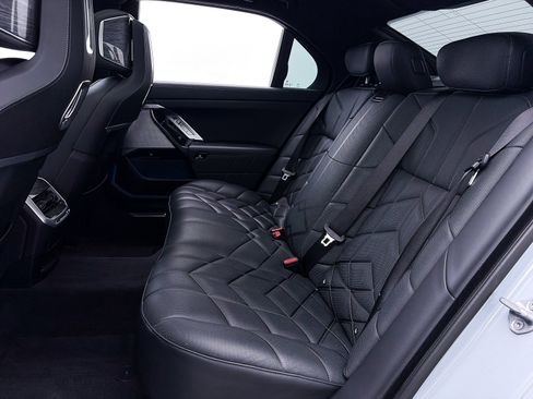 Used 2023 BMW 740i w/ Executive Package image 41