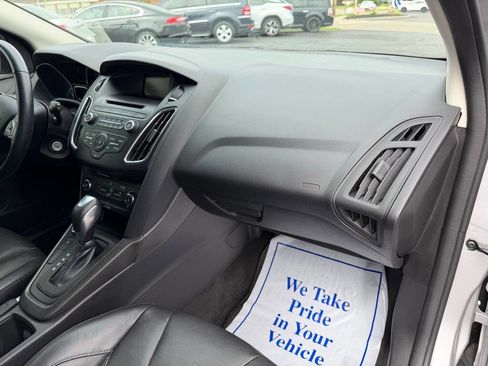 Used 2015 Ford Focus SE w/ Equipment Group 201A FWD image 12