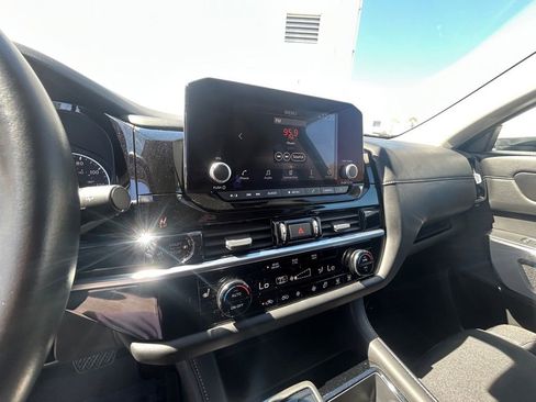 Used 2025 Nissan Pathfinder SV image 11