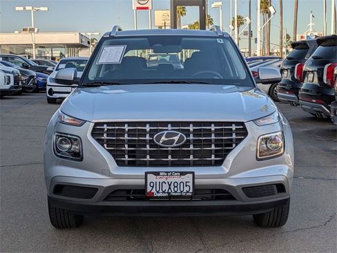 Used 2025 Hyundai Venue SEL image 2