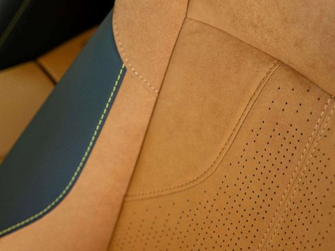 Used 2025 Aston Martin V8 Vantage Coupe RWD image 19