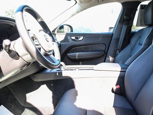 Used 2025 Volvo XC60 B5 Plus image 17