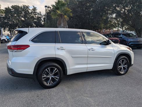 Used 2018 Toyota Highlander LE image 3