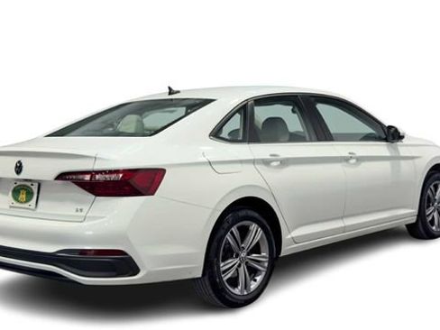 Used 2023 Volkswagen Jetta SE FWD image 2