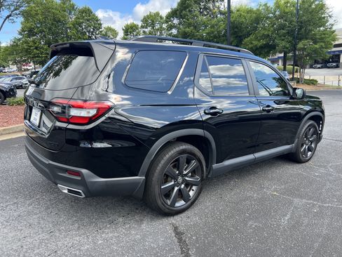 Used 2025 Honda Pilot Sport image 5