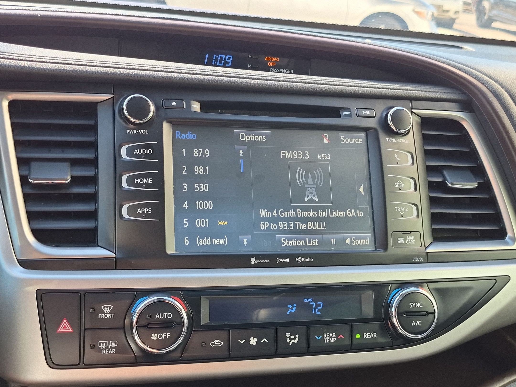 Used 2019 Toyota Highlander XLE AWD/4WD image 25