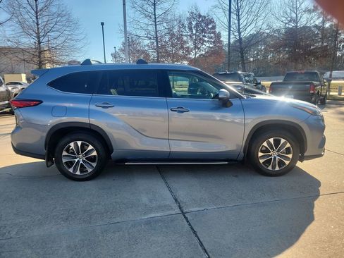 Certified 2023 Toyota Highlander XLE image 9