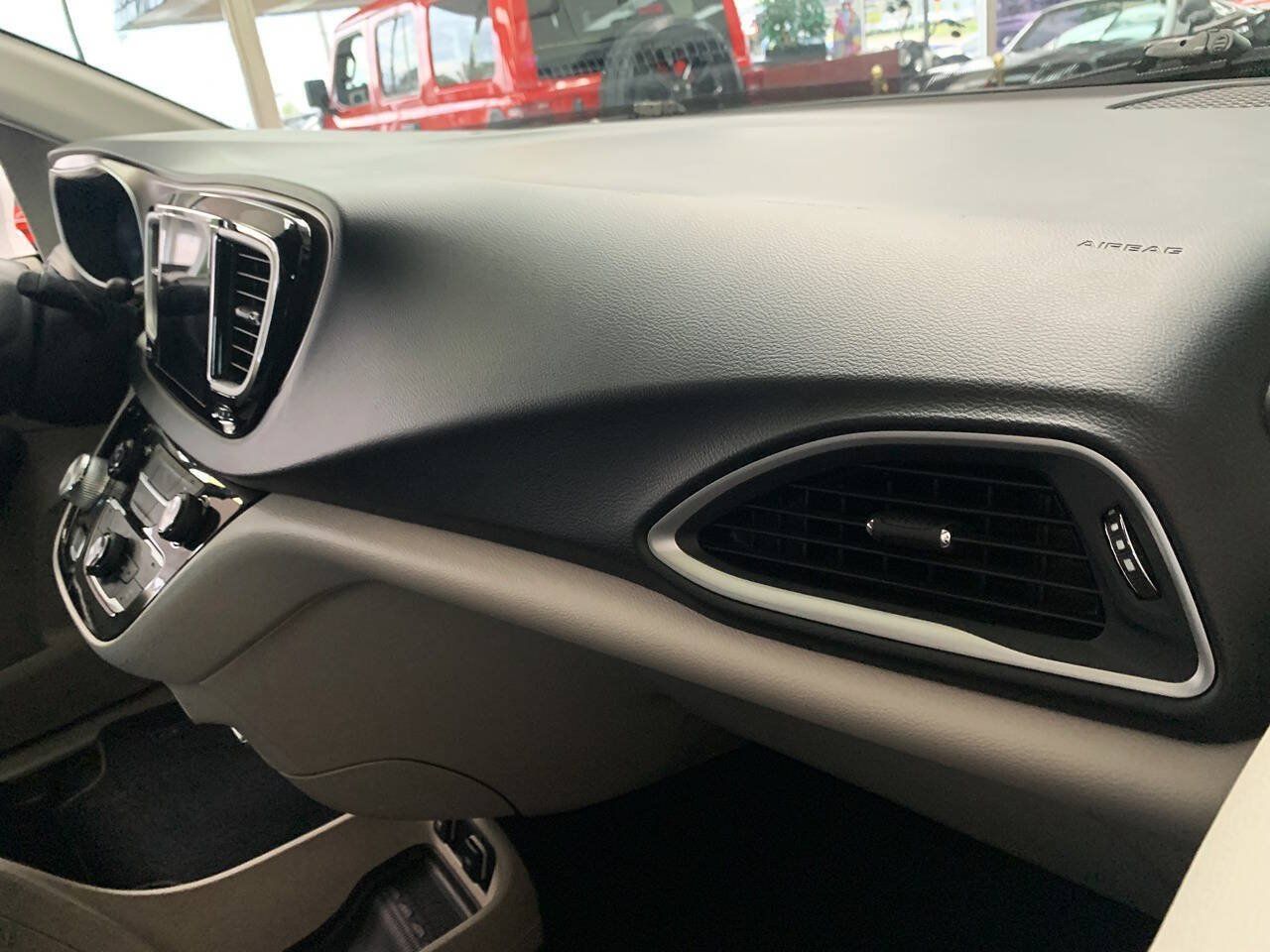 Used 2017 Chrysler Pacifica Touring-L FWD image 21