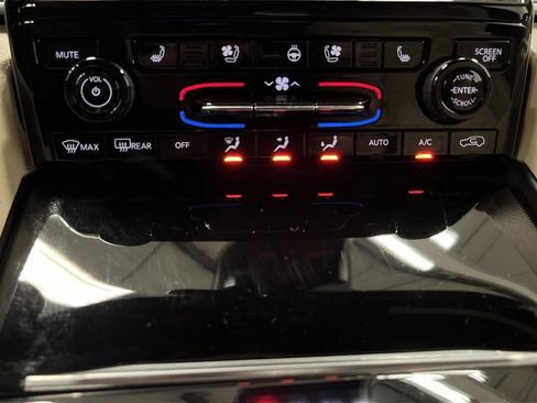 Used 2025 Jeep Grand Cherokee Limited w/ Luxury Tech Group II image 21