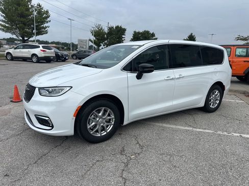 New 2026 Chrysler Pacifica Select image 15