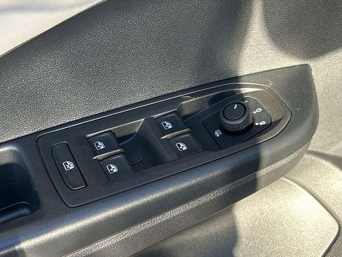 Certified 2025 Volkswagen Taos SE image 18