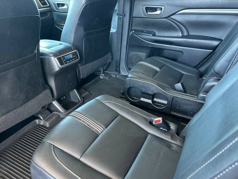 Used 2018 Toyota Highlander SE FWD image 14