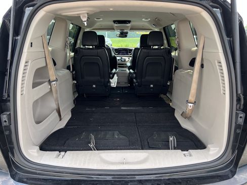 Used 2022 Chrysler Pacifica Touring-L FWD image 5