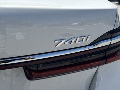 Used 2021 BMW 740i w/ M Sport Package RWD image 8