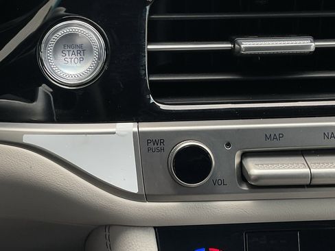 Used 2025 Genesis G70 2.5T image 32