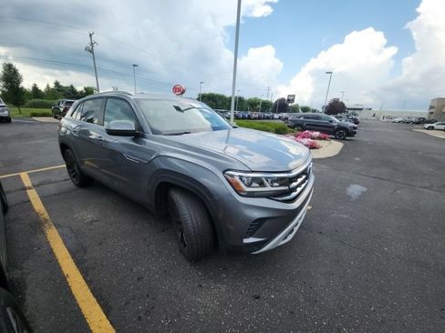 Used 2022 Volkswagen Atlas Cross Sport SE AWD/4WD image 2