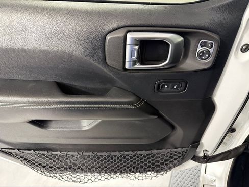 Used 2018 Jeep Wrangler Unlimited Sahara AWD/4WD image 11