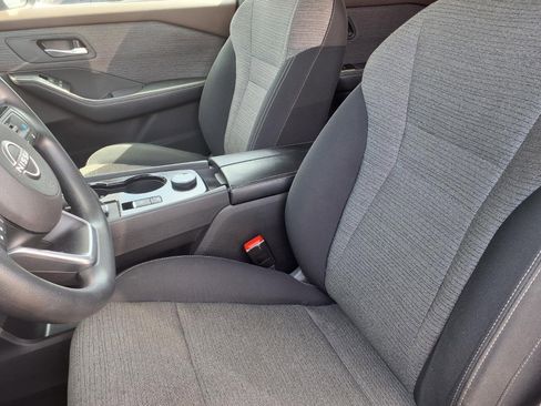 Used 2023 Nissan Rogue SV image 3