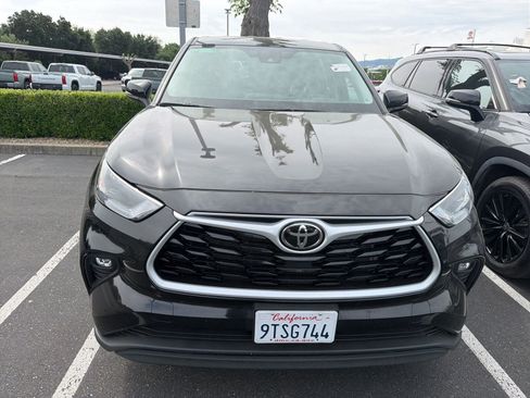 Used 2025 Toyota Highlander LE image 3