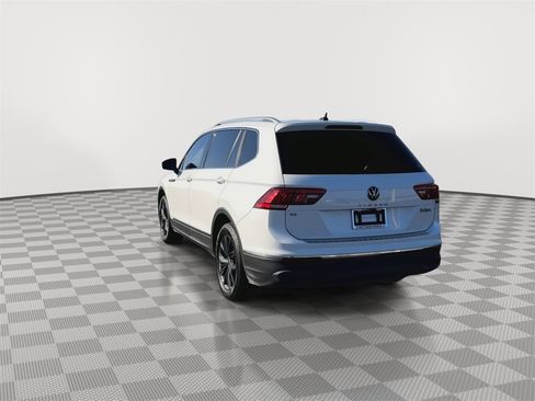 Used 2022 Volkswagen Tiguan SE w/ Panoramic Sunroof Package image 7