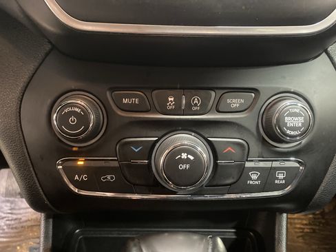 Used 2021 Jeep Cherokee Latitude Plus w/ Security Package image 17