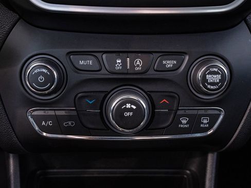 Used 2019 Jeep Cherokee Latitude w/ Popular Appearance Group FWD image 34